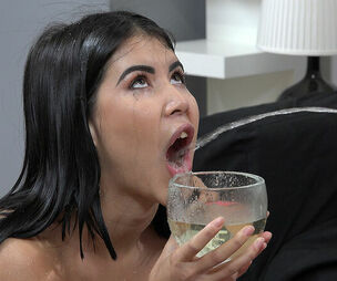Dame Dee in HD Peeing Movie Urinate Degustating Oral job -