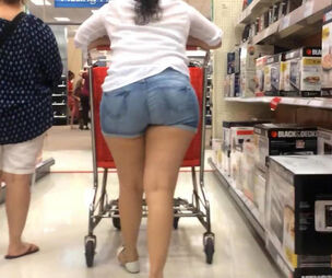 Latina Plumper Young lady knew how to walk with the cart!!